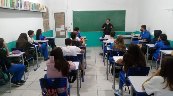 Alunos de Balneário Piçarras recebem palestra sobre Direitos do Consumidor