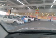 Carro oficial de Balneário Piçarras é flagrado em horário de expediente no Komprão Koch Atacadista