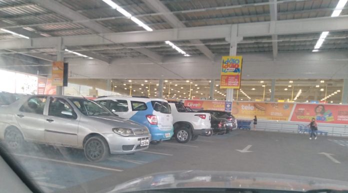 Carro oficial de Balneário Piçarras é flagrado em horário de expediente no Komprão Koch Atacadista