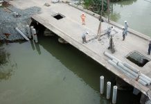 Ponte sobre o Rio Gravatá começa a ser demolida e pontilhão será usado como passagem