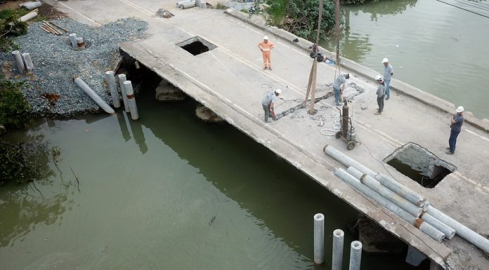 Ponte sobre o Rio Gravatá começa a ser demolida e pontilhão será usado como passagem
