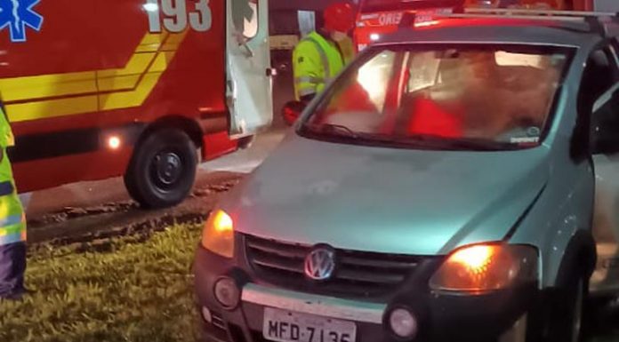 Motorista perde o controle do carro e vai parar no acostamento da rodovia em Barra Velha