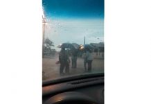 Alunos de Penha descem do ônibus escolar na chuva por falta de abrigos públicos