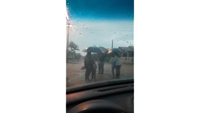 Alunos de Penha descem do ônibus escolar na chuva por falta de abrigos públicos