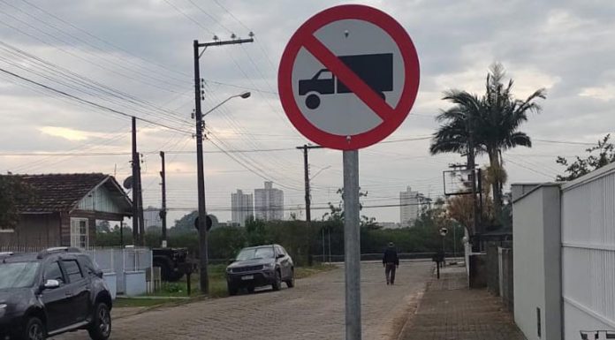Proibição de estacionamento no Bairro Santo Antônio em Piçarras gera polêmica