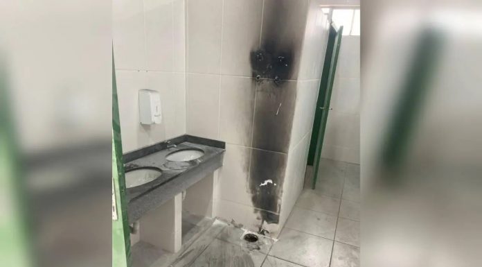 Adolescente vândalo atea fogo em banheiro de escola em Itajaí