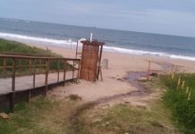 Moradores acusam construtora de Balneário Piçarras de despejar esgoto na areia da praia