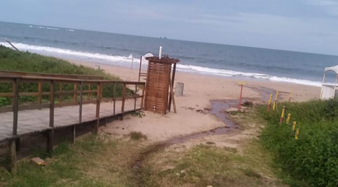 Moradores acusam construtora de Balneário Piçarras de despejar esgoto na areia da praia