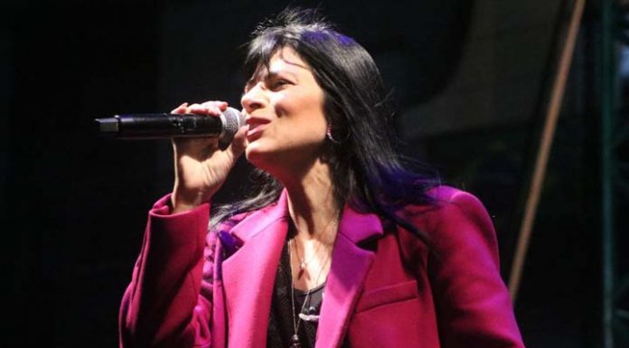 Cantora evangélica Fernanda Brum faz show em festival cristão em Itapema