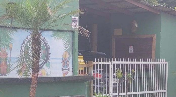 Moradores de Penha denunciam restaurante por “emporcalhar” a beira mar do Trapiche