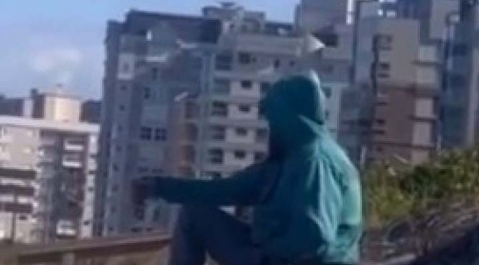 Tarado que se masturbava na praia de Navegantes é flagrado pelo Tik Tok