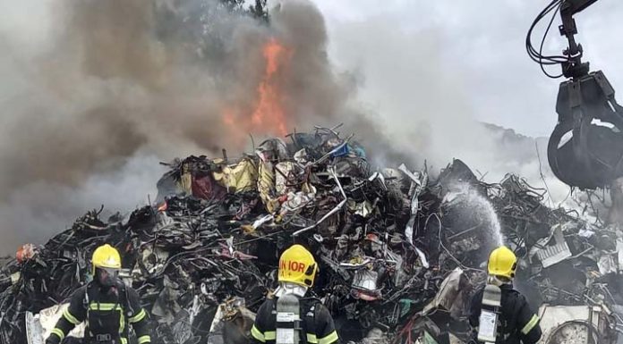 Bombeiros controlam incêndio em ferro velho de Navegantes