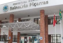 Servidora de Piçarras usa celular em horário de trabalho para bater boca em grupo de segurança