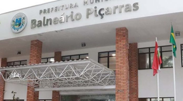 Servidora de Piçarras usa celular em horário de trabalho para bater boca em grupo de segurança