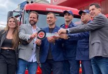 Paulinha prestigia entrega de caminhão para os Bombeiros de Penha