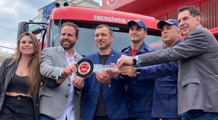 Paulinha prestigia entrega de caminhão para os Bombeiros de Penha