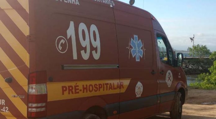 Bombeiros voluntários de Penha resgatam 3 pessoas de caiaque à deriva