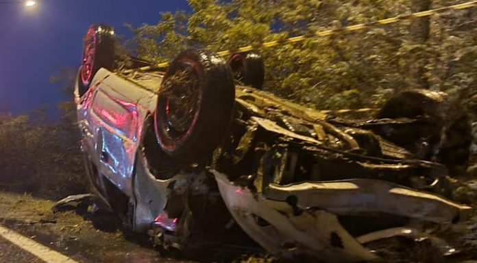 Carro capota na TransBeto na madrugada desta sexta-feira