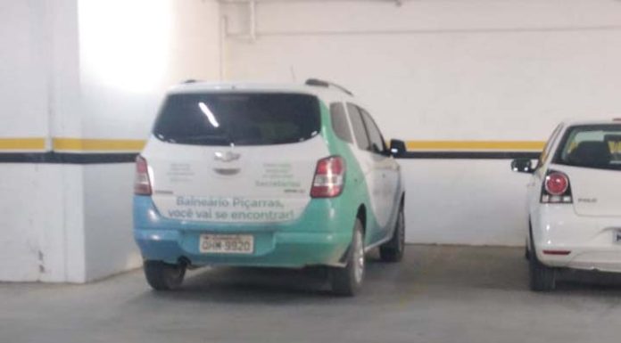 Carro oficial da prefeitura de Piçarras é flagrado na Loja Fiori em horário de expediente