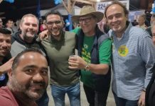 Tiago Baltt (MDB) aparece ao lado de réu condenado pela Justiça de Piçarras