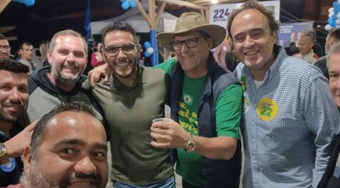Tiago Baltt (MDB) aparece ao lado de réu condenado pela Justiça de Piçarras