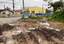 Comerciantes de Piçarras reclamam da sujeira causada pela lama em terreno da prefeitura
