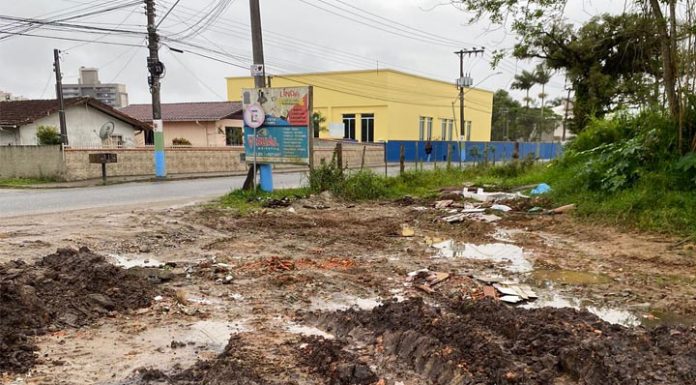 Comerciantes de Piçarras reclamam da sujeira causada pela lama em terreno da prefeitura