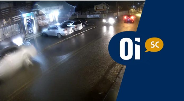 Motoqueiro atravessa Avenida Santa Lídia e bate contra contêiner