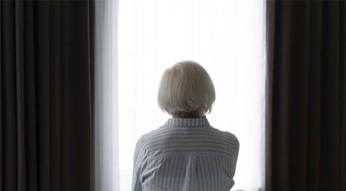 Marido busca apoio para cuidar da esposa diagnosticada com Alzheimer