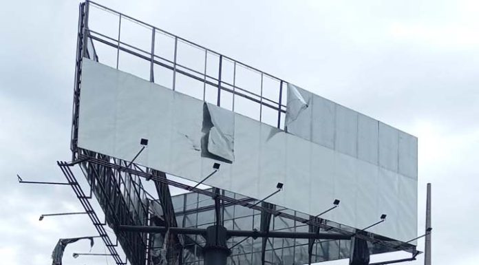 Prefeitura de Piçarras pagou mais de R$ 250 mil por outdoor que está abandonado
