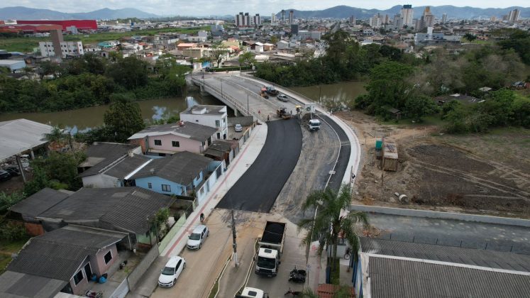 Ponte que conectara bairros Sao Vicente e Cordeiros recebe pavimentacao nesta segunda feira 03 128860