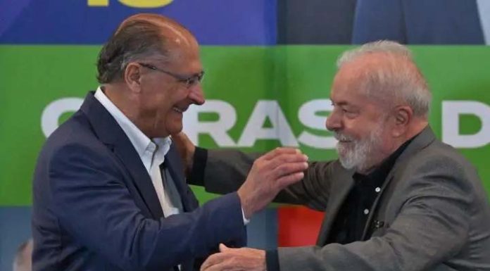 Coligação de Lula entra com notícia-crime contra Beto Carrero World por promoção anti-PT