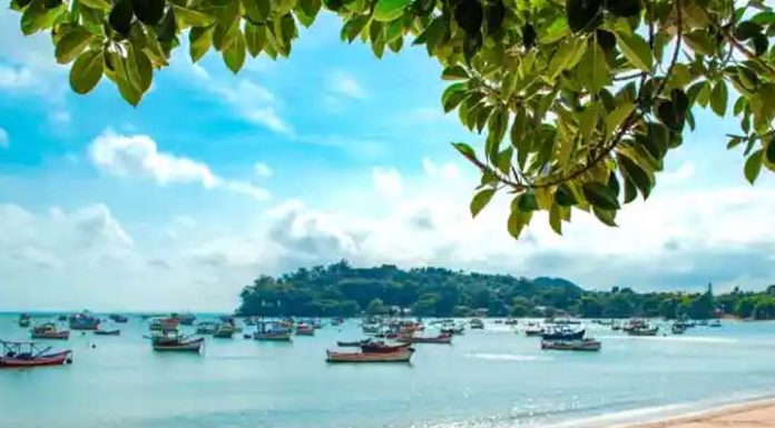 Praia na Rua Emília da Costa, em Armação, é considerada imprópria para banho pelo IMA