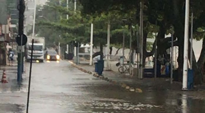 VIDEO Balneário Piçarras investe em shows e decoração e abandona a drenagem da Beira Mar