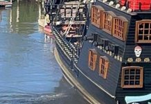 Barco Pirata é flagrado poluindo Rio Piçarras e prefeitura se omite sobre o caso