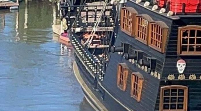 Barco Pirata é flagrado poluindo Rio Piçarras e prefeitura se omite sobre o caso