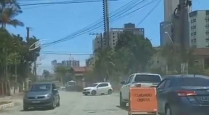 Prédio em construção no centro de Piçarras causa bloqueio parcial da Nereu Ramos e moradores reclamam