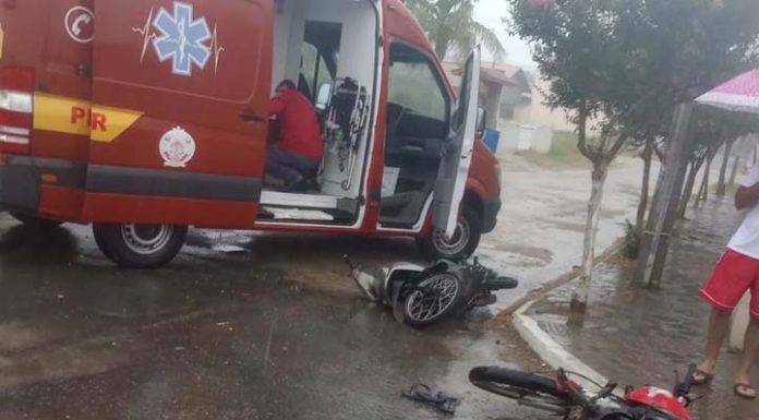 Bombeiros Voluntários atendem acidente entre duas motos na Rua Calixto Luiz Honório em Penha