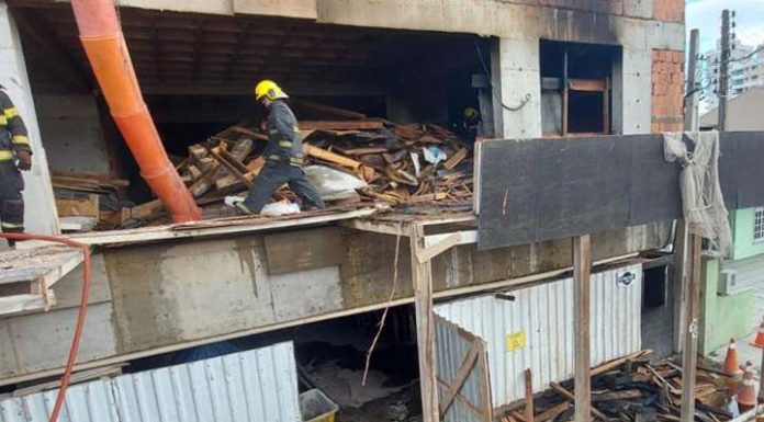 Construção que armazenava pinus e eucalipto é atingida por incêndio em Itapema