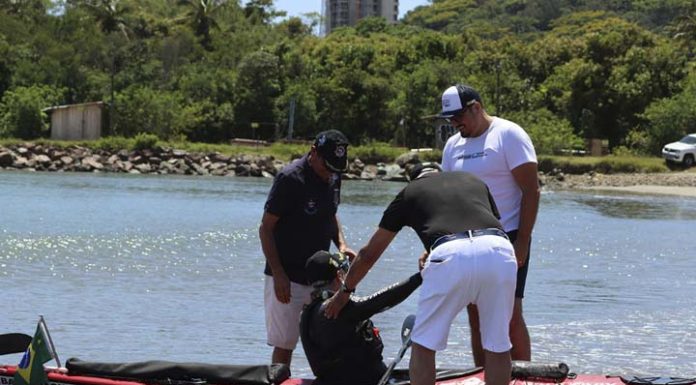 Canoísta que está cruzando o país fala da emoção ao atracar em Penha
