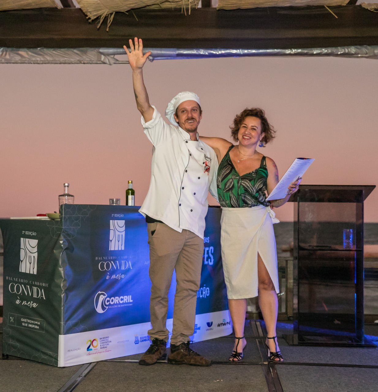 Balneário Camboriú apresenta sua gastronomia variada com a participação de 26 restaurantes 1 Chef Eduardo com a presidente Andrezza foto Mauro Molina