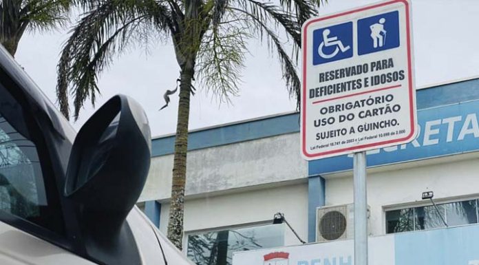 Idosos e pessoas especiais de Penha podem solicitar cartão para vaga especial de estacionamento