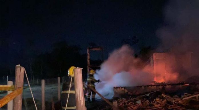 Incêndio faz casa de madeira em Itajuba virar cinzas