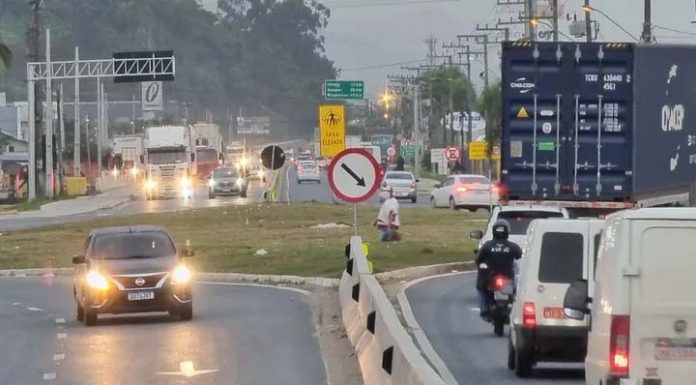 Adolescente de 13 anos é socorrido com ferimento no olho após acidente em Itajaí
