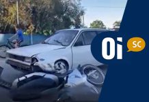 VÍDEO: Moto bate em veículo e deixa duas pessoas feridas em Piçarras