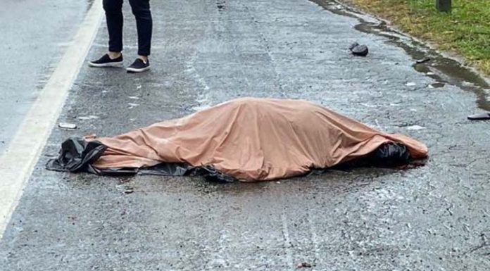 Caminhão atropela e mata motoqueiro no sentido Sul de Itajaí