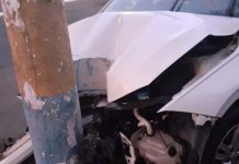 Motorista bate carro contra um poste e foge do local em Navegantes