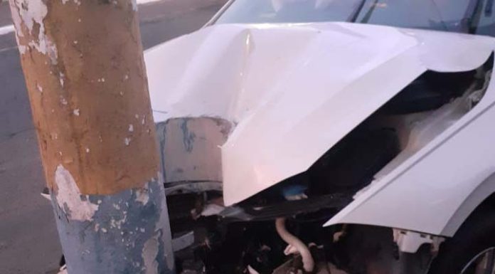 Motorista bate carro contra um poste e foge do local em Navegantes