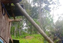 Poste improvisado cai sobre telhado da casa de uma moradora do CRED