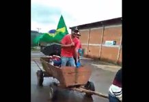 VÍDEO: Bolsonaristas puxam carroça para pagar aposta eleitoral em Santa Catarina